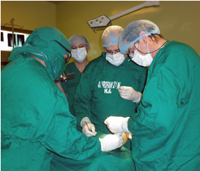 Gurpo de cirujanos en mitad de uan cirugía  